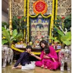 Shilpa Shetty Instagram - ॐ गन गणपतए नमो नमः! श्री सिद्धिविनायक नमो नमः! अष्ट विनायक नमो नमः! गणपति बाप्पा मोरिया! 🌺🪔 Om Gan Ganapatay Namo Namah! Shri Siddhivinayak Namo Namah! Ashta Vinayak Namo Namah! Ganapati Bappa Moraiya! 🌺🪔 ~ Our Gannu Raja is back to visit us, our 11th year😍🙏❤️✨ . . . . . #GanpatiBappaMorya #gratitude #blessed #family #love #festivals #GannuRaja #GaneshChaturthi
