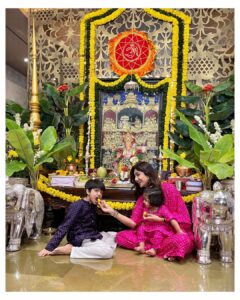 Shilpa Shetty Instagram - ॐ गन गणपतए नमो नमः!
श्री सिद्धिविनायक नमो नमः!
अष्ट विनायक नमो नमः!
गणपति बाप्पा मोरिया!
🌺🪔
Om Gan Ganapatay Namo Namah!
Shri Siddhivinayak Namo Namah!
Ashta Vinayak Namo Namah!
Ganapati Bappa Moraiya!
🌺🪔
~
Our Gannu Raja is back to visit us, our 11th year😍🙏❤️✨
.
.
.
.
.
#GanpatiBappaMorya #gratitude #blessed #family #love #festivals #GannuRaja #GaneshChaturthi