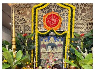 Shilpa Shetty Instagram - ॐ गन गणपतए नमो नमः! श्री सिद्धिविनायक नमो नमः! अष्ट विनायक नमो नमः! गणपति बाप्पा मोरिया! 🌺🪔 Om Gan Ganapatay Namo Namah! Shri Siddhivinayak Namo Namah! Ashta Vinayak Namo Namah! Ganapati Bappa Moraiya! 🌺🪔 ~ Our Gannu Raja is back to visit us, our 11th year😍🙏❤️✨ . . . . . #GanpatiBappaMorya #gratitude #blessed #family #love #festivals #GannuRaja #GaneshChaturthi