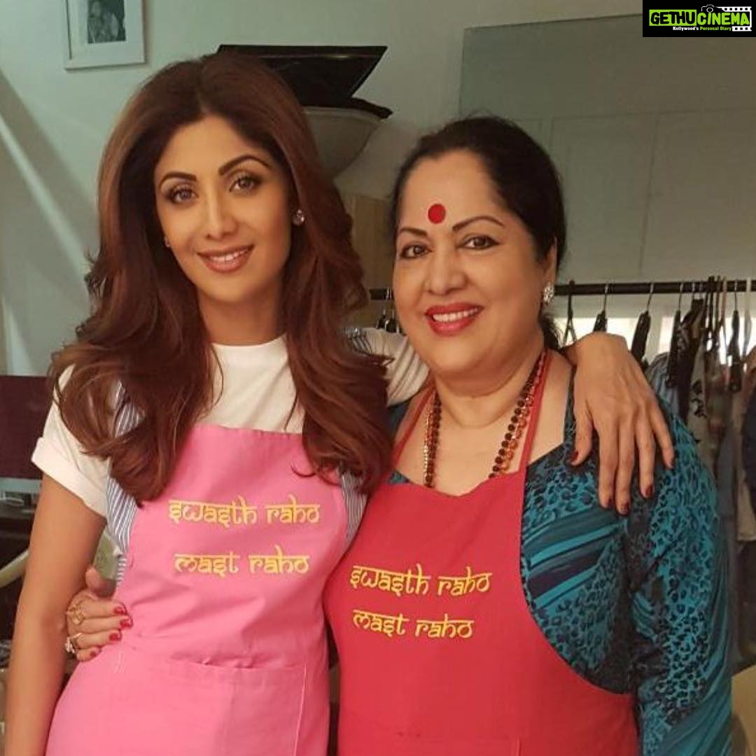 Shilpa Shetty Instagram - Happy Teachers day to the one who’s taught me all of Life’s important lessons , my values ,the power of love , gratitude and sacrifice ..my First teacher my mom @sunandashetty10 ,and all the teachers and my Gurus that have taught me and shaped me into this better version of myself . Heartfelt gratitude and touch your feet and seek all your blessings . #happyteachersday Love you all 🙏🤗😇 #gratitude #learner #instagood #blessings