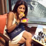 Shilpa Shetty Instagram - Reigning like a queen with Hot crispy Malpuas on a rainy Sunday at home. Trying to beat the Queen bee #mom @sunandashetty10 at #Chess 😅#Sundaybelike #perfectasthis #sliceoflife #rightmove #instagood #dessert #sweetooth #sundaybinge