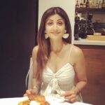 Shilpa Shetty Instagram - #Sundaybinge in Barcelona on the menu is #applecrepetart with vanilla icecream and Dulce de leche (@farahkhankunder taught me the right pronunciation! Don’t think I’ve mastered it though , think I’ll just write it on a piece of paper and order it the next time , will be easier🙄🤦🏻‍♀️) parcels with caramel icecream.. #sweettooth #sugarhigh #lovesundays #happiness #gratitude #barcelonadiaries #madfriends