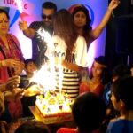 Shilpa Shetty Instagram – OMG!! Pls notice how Children pounce on the lollipops on the cake!!😅😅In my quest for wanting to keep up with a #norefinedsugar birthday party🙈🙄😅😥Can’t thank you enough @poojadhingra for the amazing #norefinedsugar milk chocolate cake and cupcakes (made in coconut sugar)😬🤗😘I added the lollipops from #zollipops which were no sugar added and just looked so pretty.Just a matter of intention and effort.. always results in success😬There was plenty of #sweetness 😍even #withoutsugar at my sons #birthdayparty #effort #gratitude #nevertoolatetostart #instagood