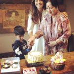 Shilpa Shetty Instagram – Happy Mother’s Day to my instafam . #sundaybinge begins🙀🙈Thankyou @poojadhingra for the yummmmm coconut sugar cake with #milkybar icing 😘😬🍰, it was yummmmmm😘😍#gratitude #moms #momandme #momandson #sonday #celebration #sundaybinge