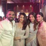 Shilpa Shetty Instagram - The #picofthenight was #Buntsangha ( the #mangaloreans will get this one!) all the Bunt clan @athiyashetty @suniel.shetty @aishwaryaraibachchan_arb stood together while (pic courtesy) @rajkundra9 and @bachchan stood behind the camera 🤪ha ha ha #hailbunts #mangalorean #pride #clan #instagood #together