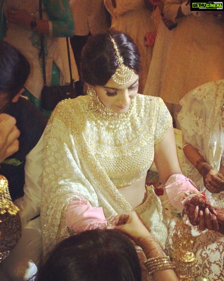 Shilpa Shetty Instagram - Chooda ceremony.. Congratulations @sonamkapoor ,wishing you all the happiness ,unconditional friendship and love in this matrimony with @anandahuja ..you will make such a beautiful bride tomw ..Can’t wait 😬Soooo happy for you and @kapoor.sunita and @anilskapoor , so beautifully put together 😬😘#chooda #mehendi #bride #instagood #shaadimagic