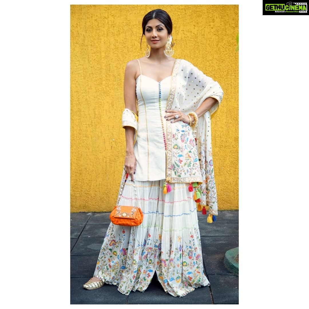 Shilpa Shetty Instagram - All dolled up in shades of white ( the dress code😅)and more😬The celebrations begin for @sonamkapoor wedding . Wearing @sukritiandaakritiofficial, @amrapalijewels, @azotiique potli & @fizzygoblet jutti's Styled by @sanjanabatra @akanksha_kapur Hair: @iosiswellness Photograph by @tushar.b.official #mehendi #instagood #veerediwedding #happiness #indoglam #ethnic