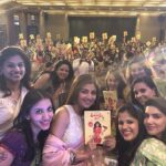 Shilpa Shetty Instagram - A Full house !😬What a wonderful session on #healthwellness #holisticliving #mindfuleating #thediaryofadomesticdiva With @luke_coutinho .So much fun meeting up with my friend @pinkyreddyyy and with such enterprising women. Thankyou for being such an amazing and receptive audience , wishing you all great health always😬🙏🤗#ficciyflo #healthtalk #swasthrahomastraho #thediaryofadomesticdiva #healthiswealth #instagood #instahealth #newbook