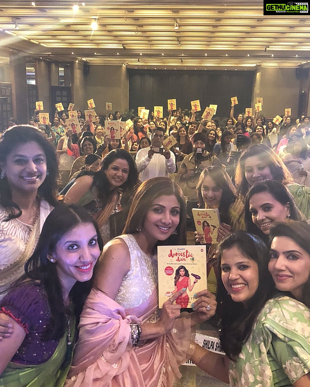 Shilpa Shetty Instagram - A Full house !😬What a wonderful session on #healthwellness #holisticliving #mindfuleating #thediaryofadomesticdiva With @luke_coutinho .So much fun meeting up with my friend @pinkyreddyyy and with such enterprising women. Thankyou for being such an amazing and receptive audience , wishing you all great health always😬🙏🤗#ficciyflo #healthtalk #swasthrahomastraho #thediaryofadomesticdiva #healthiswealth #instagood #instahealth #newbook