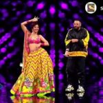 Shilpa Shetty Instagram - Ho jaata hai harr koi deewana,🥰 Jab bhi gaate hain @badboyshah yeh gaana,🎤 Thumkon ke alawa hogi dher saari masti bhi,🥳 Yeh episode dekhna bhul mat jaana!❤️ ~ Posted @withregram • @sonytvofficial @theshilpashetty ke crazy thumke and @badboyshah ki swagger awaaz ke saath hone vala hai ye weekend aur bhi interesting. Dekhiye this week's #TeenKaTadka special episode on #SuperDancerChapter4, iss weekend Sat-Sun, raat 8 baje, Sony par. @anuragbasuofficial @geeta_kapurofficial