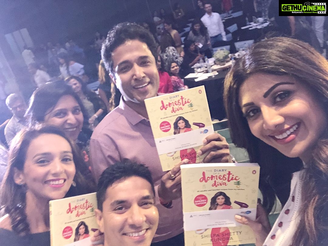 Shilpa Shetty Instagram - Had so much fun with @luke_coutinho at the #ypo #Kolkattachapter talking abt #mindfuleating and all things #health #wellness and my new book #thediaryofadomesticdiva related. Thankyou for being such a receptive and warm audience🙏😬😇#healthtalk #catalyst #influencer #instagood #mindfulness #heartful #breathe #chew #gratitude #mindoverbody