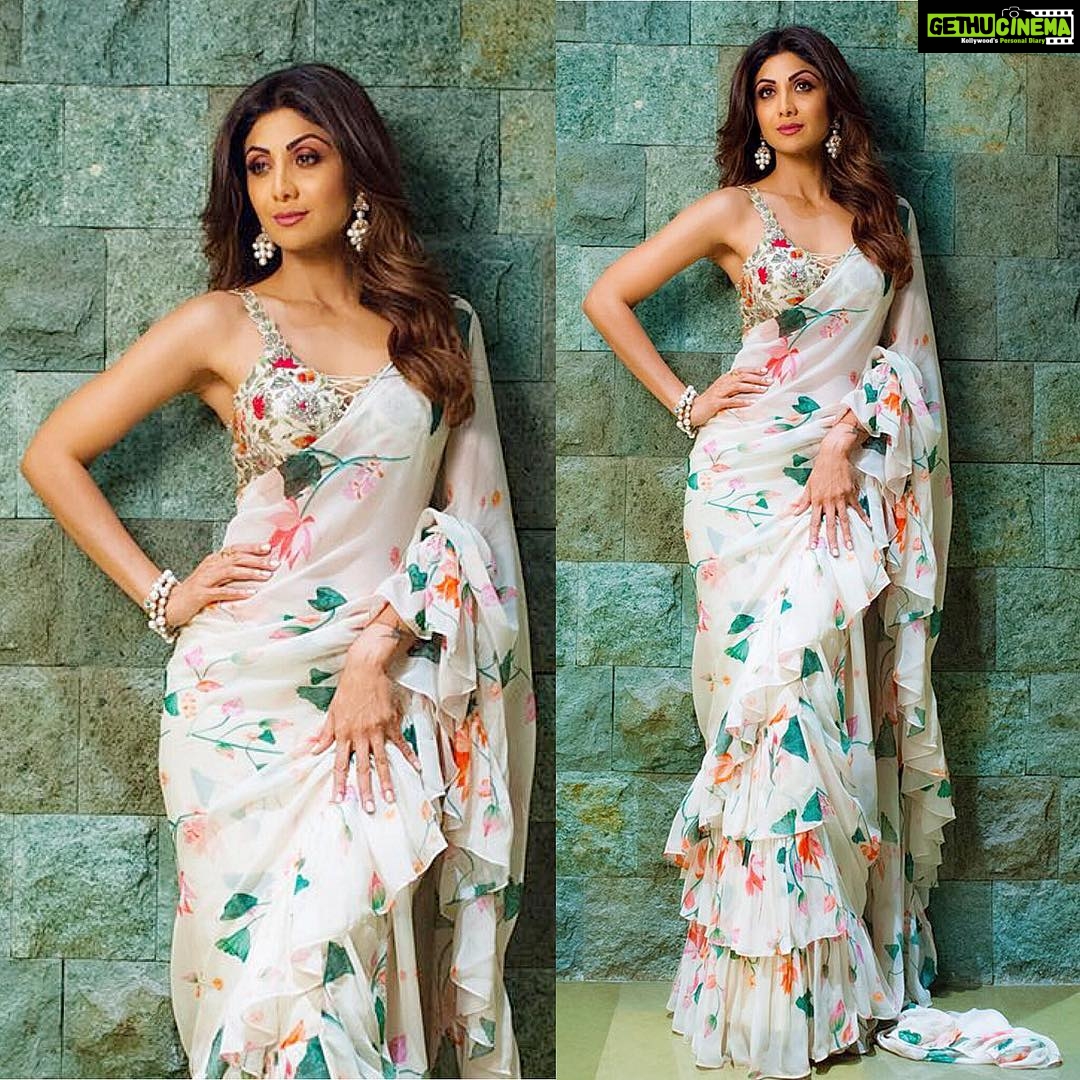 Shilpa Shetty Instagram - All dressed up for yet another award tonight (told you it’s pouring awards😬😇) Where : #theasiaspaawards Outfit:@arpitamehtaofficial Earrings: @renuoberoiluxuryjewellery Bracelets: @azotiique Styled by: @sanjanabatra Assisted by: @akanksha_kapur Hair by: @sheetal_f_khan Managed by: @bethetribe Photograph by: @whiskeywomaniya #sarinotsorry #glam #summery #floral #comfy #wellnessachiever #Rainingawards