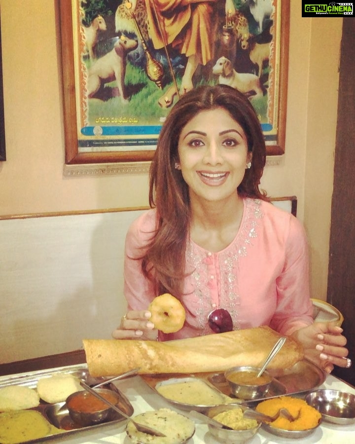 Shilpa Shetty Instagram - I come to #Shirdi every year and after darshan I ve been religiously coming to this restaurant for the last 30 yrs for the crisp medhu vadas , ( binged on the)Sheera and filter coffee served with so much love by #swami .. π¬πToday Sunday brunch became #sundaybinge π
π#swamimadras #shirdi #gratitude #foodcoma #love