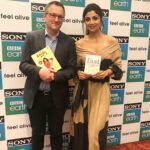 Shilpa Shetty Instagram – Met #drmichaelmoseley today, exchanged books and ideas 😬😇he was diagnosed with Type2 diabetes and reversed it:) The power of food and #thefastdiet ( which he wrote) made it possible.. Its amazing how the world values and appreciates Indian foods like turmeric,Ghee ,coconut oil amongst a few… Time we appreciate and see the power in what we have.. #health #instagood #swastrahomastraho #gratitude #mindfuleating #sonybbcearth