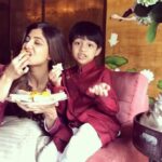 Shilpa Shetty Instagram – Happy Ram Navami Instafam , celebrating with #Mysorepak #motichoorladdoo and my sons fav #kajukatli #ramnavami 😛Also catch me LIVE TONIGHT with @rohitroy500 on #iqlive @iqtrivialive at 8.30 pm (must download the app) and answer 12 qtns and win 2 lakhs😬🤪🙀 #Sundaycelebration #instagood #chancetowin #guiltfree #happiness #gratitude #tonight