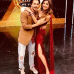 Shilpa Shetty Instagram – Had this livewire @varundvn on the sets of #superdancer2 to promote his new film #October . Amazing energy today, can’t believe he picked me up😮🙀💃🏽😂We did an impromptu act.. must watch it on Saturday only on @sonytvofficial .. we go live to announce the winner that night.. too excited .#grandfinale #hero #varundhawan #crazystuff #instagood #instapic