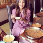 Shilpa Shetty Instagram - Gudi Padwa Sunday Binge 😍we just wait for an alibi 😋 don’t we 🤪 #spoiltforchoice #homemade #jaggerychikkis #sevaiyan #channadalpayasam #gulabjamun #instavideo #instagood #sweetooth #yummy #desserthaven #calories #noregrets #guiltfree 😍😘😬 video courtesy @shamitashetty_official 😘🤗