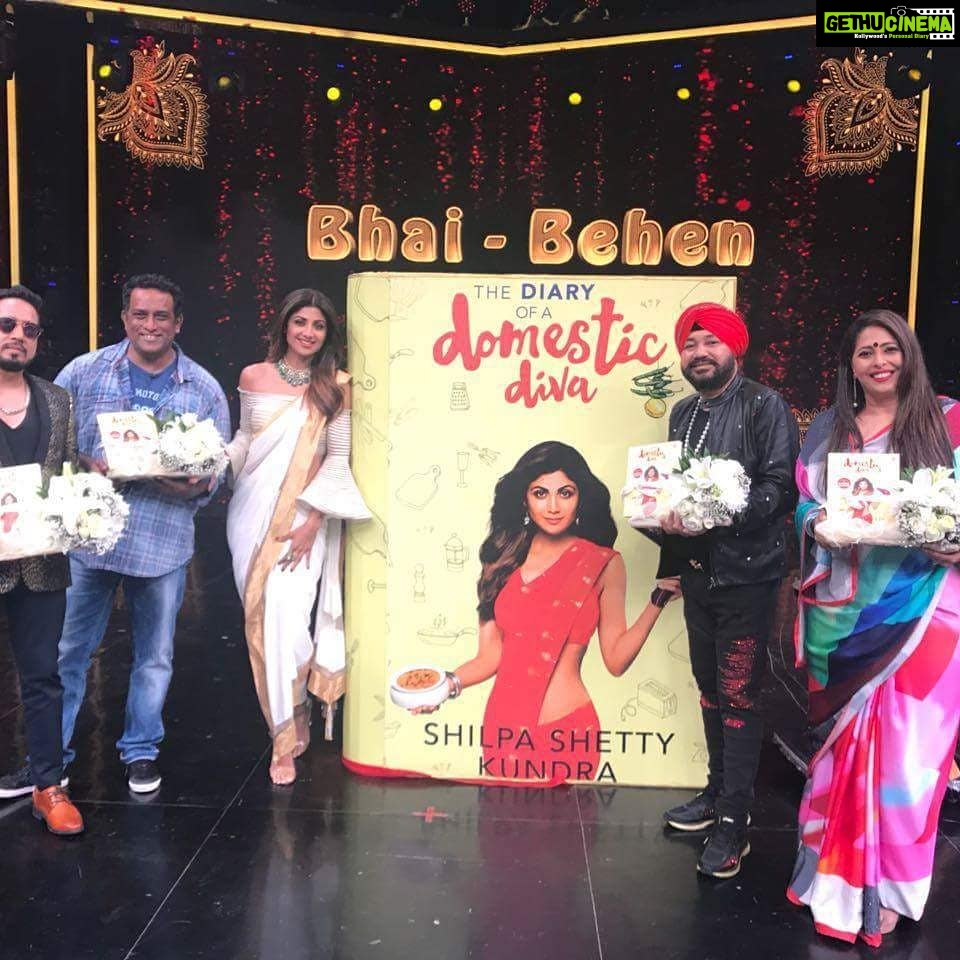 Shilpa Shetty Instagram - And itโs finally out.. my second book #thediaryofadomesticdiva is finally out. Launched it exclusively on #superdancer with my dear friends, pls watch it tomw at 8pm. Thank you @sonytvofficial @tranjeet for all the support always ๐ #authormode #gratitude #sonytv #penguin #newbeginning #recipies #health #wellness #sundaybinge