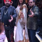 Shilpa Shetty Instagram - Balle Balle on the sets with my dear friends @mikasingh and #dalermehndi 😅💃🏽. Thankyou both for making it soooo special. A must watch episode #voices #madness #friends #laughs #superdancer