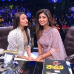 Shilpa Shetty Instagram - With the adorable @aslisona on the sets of #superdancer . What a bundle of energy this one is😘😬Fun episode😂 #fun #moments #promotions