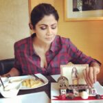 Shilpa Shetty Instagram - Hot Crepes on the #sundaybinge menu😬 Thankyou for the lovely #surprise n #love @tridentbkc 😘 #Gratitude #love #swasthrahomastraho #sweettooth #instagood #cockeyedoptimist