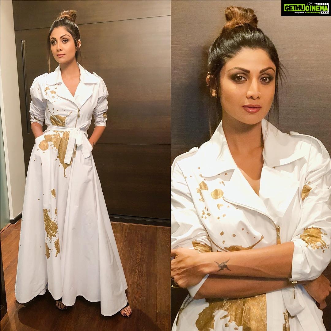 Shilpa Shetty Instagram - All set to collect an award ,wearing @rajeshpratapsinghworks Ear cuffs & ring @anomalybyanam Styled by @mohitrai Make up @ajayshelarmakeupartist Hair by @sheetalfkhan Managed by @bethetribe #shirtdress #winner #nexbrands #extraordinare #brand #instapic #extraordinairebrandconnect