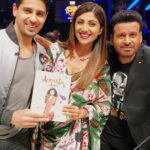 Shilpa Shetty Instagram – This is how you make good use of good friends.. they promote your book and in turn,I promote their film😂😅 ha ha ha .. seriously Pls watch #aiyyari 9 th feb😅thanks guys @s1dofficial #manojbajpayee ,you were both so fab on #superdancer #crosspromotion #friends #instapic  #fun #diaryofadomesticdiva #aiyyari