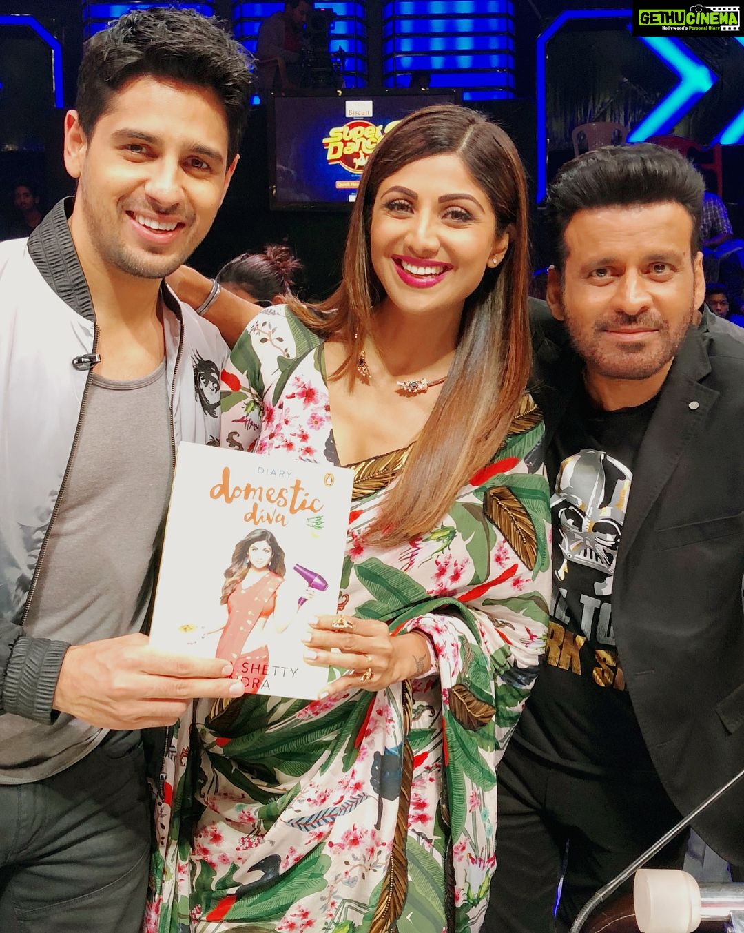Shilpa Shetty Instagram - This is how you make good use of good friends.. they promote your book and in turn,I promote their film😂😅 ha ha ha .. seriously Pls watch #aiyyari 9 th feb😅thanks guys @s1dofficial #manojbajpayee ,you were both so fab on #superdancer #crosspromotion #friends #instapic #fun #diaryofadomesticdiva #aiyyari