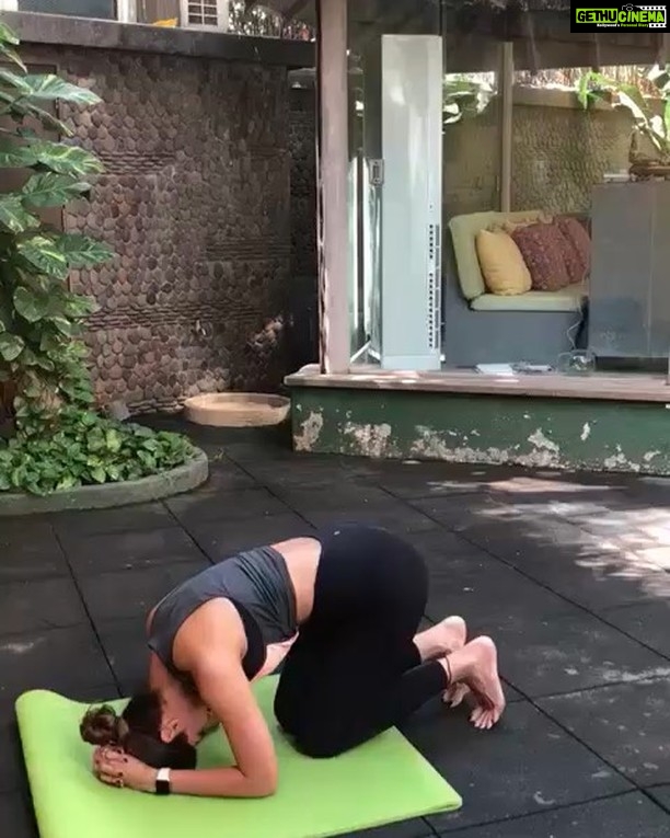 Shilpa Shetty Instagram - Once you realise ,your body can stand almost anything.. it’s your mind you have to convince.. took me years to attempt the “Sirsasana “and now I can do the “Garud Sirsasana” with pride😇💪What you are looking for is not out there it is within you..Keep the faith and conquer your fears. To achieve what you want ,you must keep at it with discipline and diligence and success will be yours.. one day🙏👍#nothingisimpossible #instavideo #swasthrahomastraho #fitness #yoga #bethetribe #gratitude