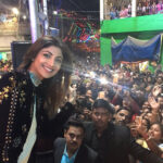 Shilpa Shetty Instagram - Sea of people at the #nalejhole food festival. 🙀😬😅😻Thankyou for all the love #kolkota . #workmode #foodie #instagood #fanlove #gratitude #respect