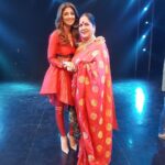 Shilpa Shetty Instagram - Surprise surprise! My Stunningly Beautiful Super mommy dropped in on the #superdancer sets. #beauty #instapic #happiness #moment #love #unconditionallove #myguru