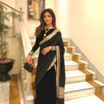Shilpa Shetty Instagram – In Jaipur for a friends 50th and love my custom-made pashmina and velvet sari  by @manishmalhotra05 (cause it’s 11 degrees and freezing)Feeling like royalty😬#vintage #glamstyle #royalty #sarinotsorry #happy #warm #black #jaimahalpalace