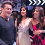 Shilpa Shetty Instagram - With the stunning @katrinakaif who also graced us on the sets of #superdancer..and how we were ragged by @beingsalmankhan 🙈☺️😰 Was a working Sunday so that explains why no #sundaybinge #norestforthewicked #tigerzindahai #laughter #undilutedfun #superdancer #happypeople