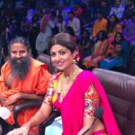 Shilpa Shetty Instagram - The incredible #babaramdevji on #superdancer sets today Can’t get over his unbelievable energy .A true inspiration.Thankyou for always encouraging and blessing me 😬🙏#picoftheday #yogalovers #memories #yoga