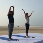 Shilpa Shetty Instagram - Taking a Yoga class by the beach in Goa😇#yogaforlife #yogafreak #swasthrahomastraho #icici #corporateevent #bethetribe