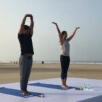 Shilpa Shetty Instagram – Taking a Yoga class by the beach in Goa😇#yogaforlife #yogafreak #swasthrahomastraho #icici #corporateevent #bethetribe