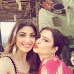 Shilpa Shetty Instagram – With the one and only Diva of Divas #TheRekhaji on the sets of #superdancer . How blessed we feel considering she never comes on Reality shows. She loved the kids and showered us all with her blessings. We love u RekhaMa , the time you spent with us and you are #priceless  #danceshow #judgemode #fanmode #memories #theoneandonly #sonytv