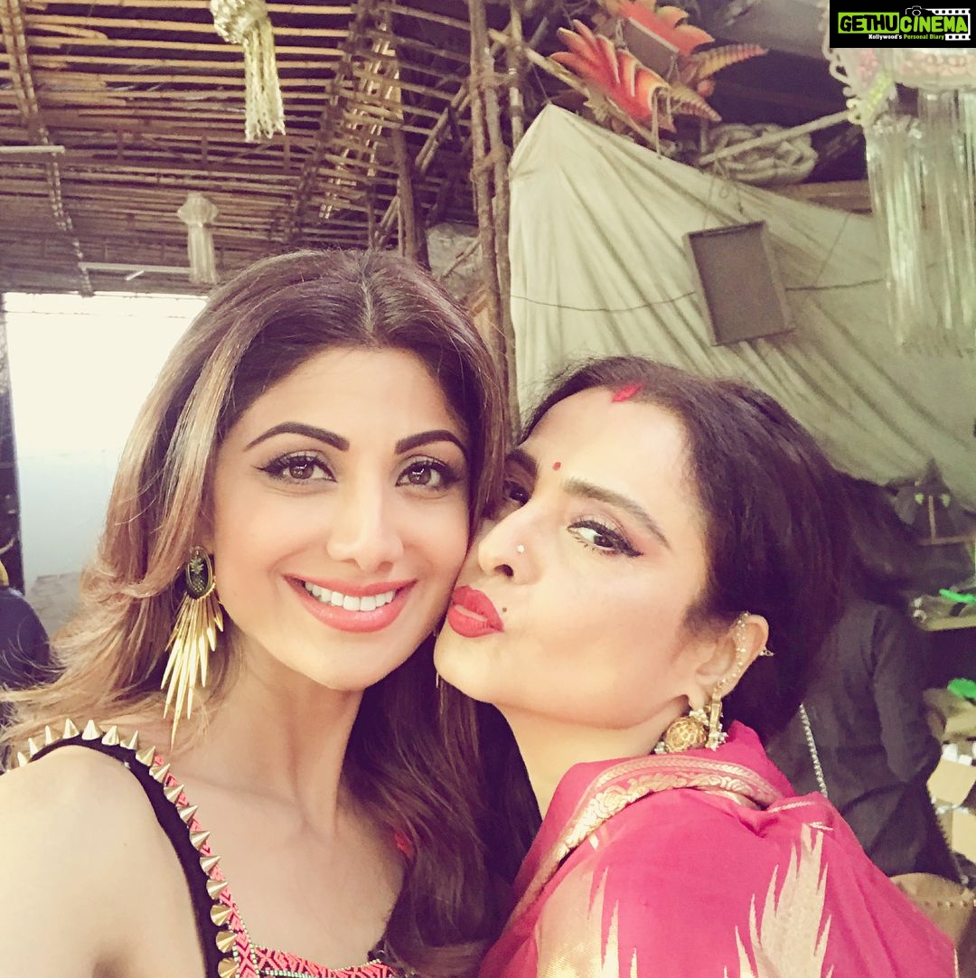 Shilpa Shetty Instagram - With the one and only Diva of Divas #TheRekhaji on the sets of #superdancer . How blessed we feel considering she never comes on Reality shows. She loved the kids and showered us all with her blessings. We love u RekhaMa , the time you spent with us and you are #priceless #danceshow #judgemode #fanmode #memories #theoneandonly #sonytv