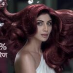 Shilpa Shetty Instagram - In love again.. Guess with..? With my new Emami Diamond Shine Crème Hair Color, makes my hair shine like diamonds 💎💎💎✌!!See the magic and try it..👸 #Emami #DiamondShine #precioushair
