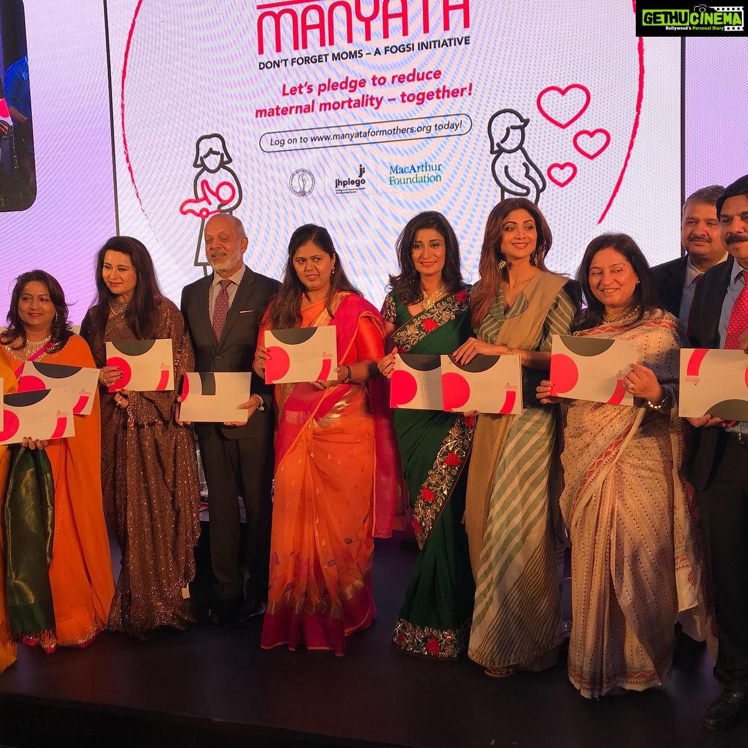 Shilpa Shetty Instagram - Launched a very noble movement called #manyata with rural development nutrition and welfare minister @pankajamundhe ,pledging to reduce maternal mortality (nearly 46000 women die every year at childbirth😣😞) creating pre and post pregnancy awareness and better health care as an inalienable right to women in India. Happy to play catalyst #Health #dontforgetmoms #fogsi #proudtobeawoman