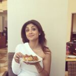Shilpa Shetty Instagram - Sunday Binge is when I eat all the stuff I don’t “indulge” ,”crave” on other days.. Salivating on “Dahi batata Puri” today one of my favourite street foods.. yummmy 😬😜😝😻👌Sunday’s are worth the wait😬#sundaybinge #happiness #goingcrazy #cravings