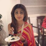 Shilpa Shetty Instagram – Sundaaayyyyy KarvaChauth bingeeeee😬😅After waiting for the Moon till 10 pm and rituals done,we all pounced on the food like we hadn’t eaten for days..😰😅@bhavanapandey @maheepkapoor @anudewan5 still can see u😂 #sundaybinge #fastingandfurious #traditions #lastbutnottheleast