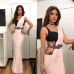 Shilpa Shetty Instagram – Super Dancer Grand premiere wearing @monishajaising & @accessorizeindia chokers, @anmoljewellers bracelet & @aurellebyleshnashah ring.
Styled by @sanjanabatra Assisted by @akanksha_kapur.  Team@ajayshelarmakeupartist #superkids #superdancerchapter2 #judge #glamazon #sari