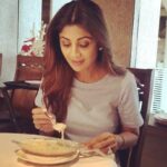 Shilpa Shetty Instagram - Sunday Bingeeee time.. Kulfi,Rabdi falooda,Lethal combo #Superrrrr Se Uparrrrr👌 😬😜Celebrating #superdancer, Pls watch at 8 pm tonight on @sonytvofficial #sundaybinge #Sundaytv #celebration #meltingpot