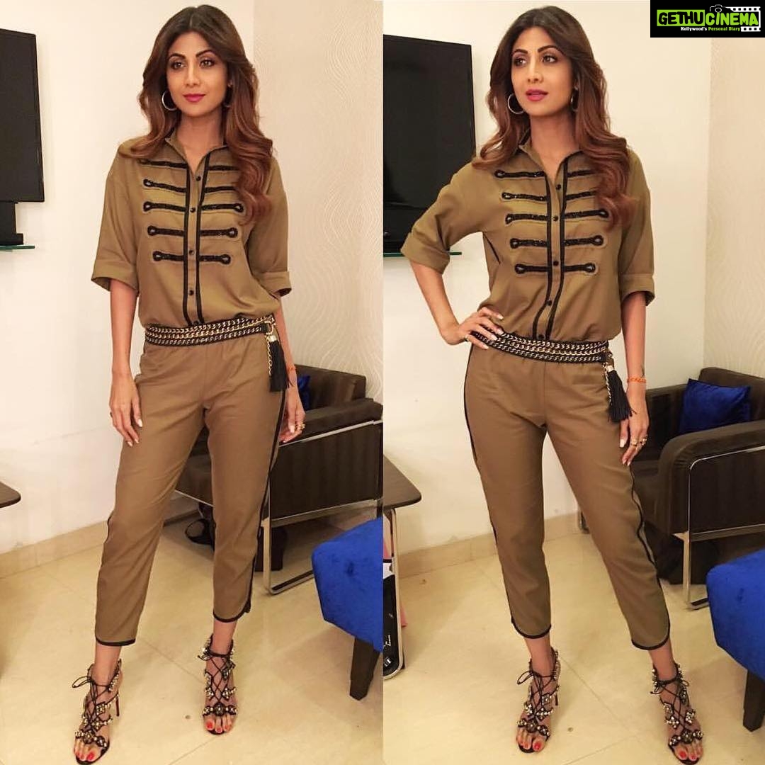 Shilpa Shetty Instagram - All dressed for #Lipsing battle in @agrimabatra military separates , @raraavisbysonalverma & @hm belts, @hm earrings & @louboutinworld heels for the taping of lip sing battle today! Styled by @sanjanabatra Assisted by @akanksha_kapur. Make up by @ajayshelarmakeupartist Hair by @themadurinakhale #tvshow #fun #laughs