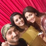 Shilpa Shetty Instagram – On the sets of #auntybolilagoboli now with @harbhajan3  n @geetabasra  we go LIVE only on @colorstv at 12 pm today..so excited #producerhat #cricketmeetscomedy #tvshow