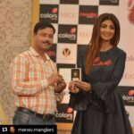 Shilpa Shetty Instagram – #auntybolilagaoboli #goldcoin won by Shivaji Bhosle at the special promotional activity for members of the press #biddinggame #tvshow #exciting