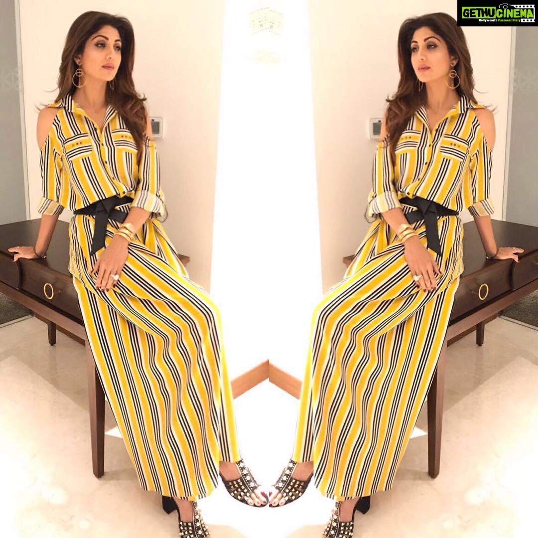 Shilpa Shetty Instagram - Ready for Wellness talk in Amritsar styled by @sanjanabatra .Wearing @babitamalkani @bananarepublic belt @misho_designs jewellery @riverisland shoes #chic #stripes #casualglam #swasthrahomastraho #thegreatindiandiet