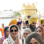 Shilpa Shetty Instagram - At the Golden temple in Amritsar,there is some magic here.. Even managed to do some Seva at the Langar.. where everyone is treated equally ,we are all Gods children, we are all one. My heart is filled with Gratitude,peace and positivity 🙏#goldentemple #blessed #calling 😇