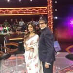 Shilpa Shetty Instagram - On my all time favourite show with my all time favourite person today @amitabhbachchan shooting with you for #kbc was a surreal experience 😬#playedforacause with #afrozshah supporting a great cause as he conscientiously started a small movement by cleaning the versova beach and now people are inspired and following him ,including me my parter @kiranbawa76 and my @iosiswellness team. Selflessly striving to see a cleaner and healthier environment. A heartfelt salute to him on his effort. #cleanbeaches #respectnature #motherearth #wakeup #swachhbharatabhiyaan #mission